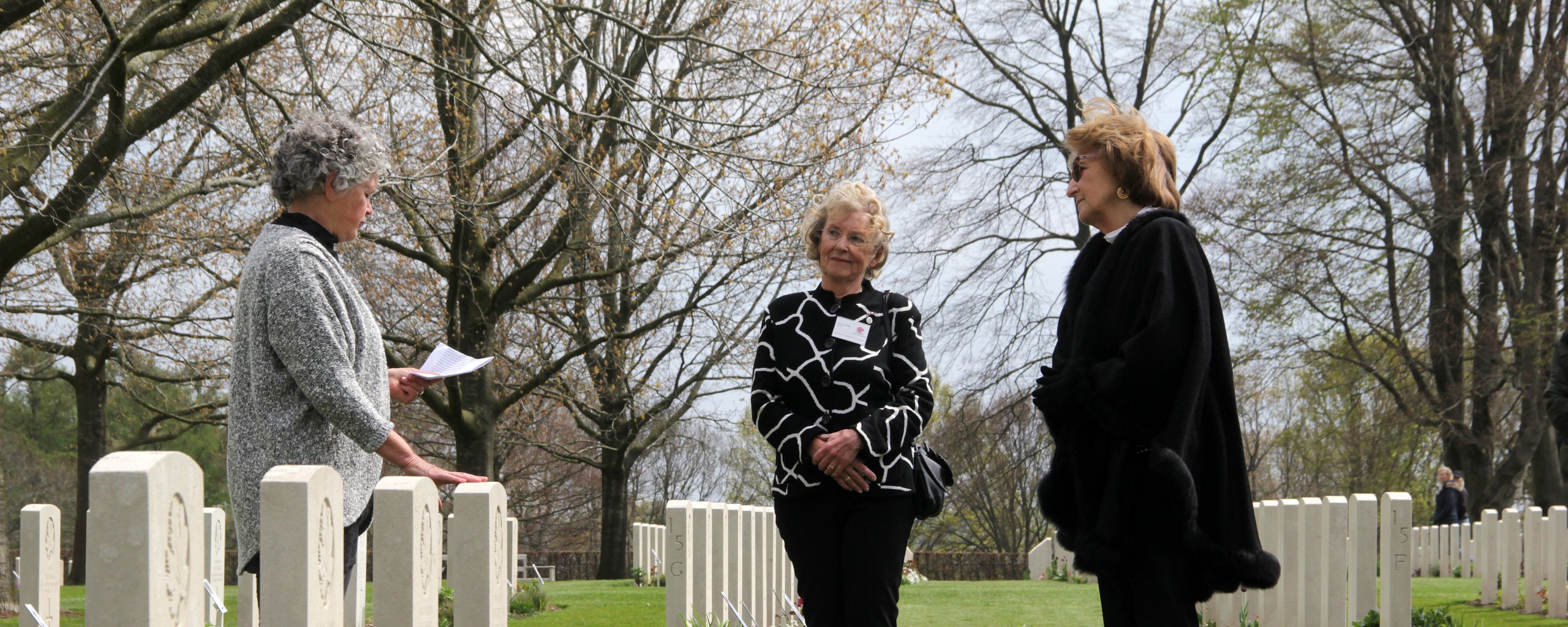 Prinses Margriet en voorzitter Faces to Graves bij monument