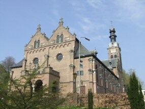 Kerkberg 1 te Beek, RK Bartholomeuskerk met Lindsenorgel