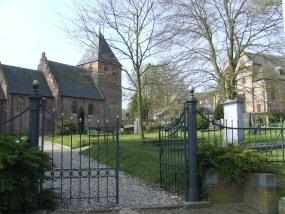 Nieuwe Holleweg bij 2 te Beek: Kerkhof bij hervormde Bartholomeuskerk
