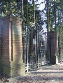 Oude Holleweg (ongen.) te Berg en Dal: toegangspoort Kalorama
