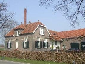Steenheuvelsestraat 7 te Leuth vm. stoomzuivelfabriek met schoorsteen