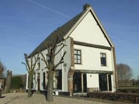 Hezelstraat 24-26 te Ooij: Kasteelsche Hof