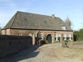 Hezelstraat 24-26 te Ooij: Kasteelsche Hof, stalgebouw